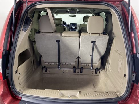 Used 2014 Chrysler Town & Country Touring FWD image 33