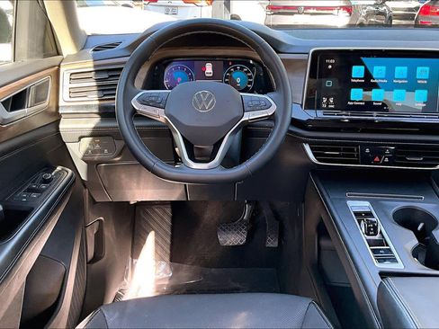 Certified 2024 Volkswagen Atlas SE image 5