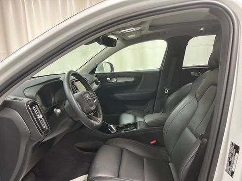 Used 2025 Volvo XC40 B5 Plus AWD/4WD image 8