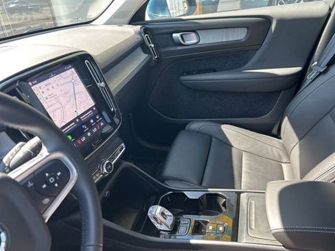 Certified 2025 Volvo XC40 B5 Plus AWD/4WD image 19