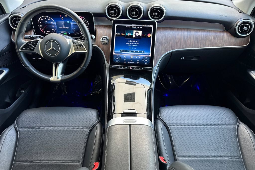 Used 2025 Mercedes-Benz GLC 350e 4MATIC image 4