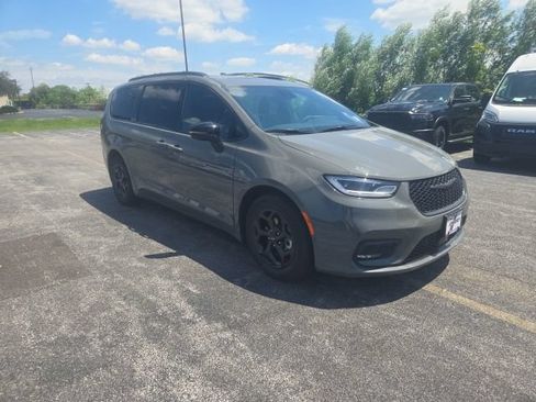 Used 2024 Chrysler Pacifica Limited FWD image 2