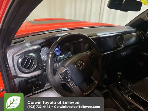 Used 2018 Toyota Tacoma TRD Sport image 11
