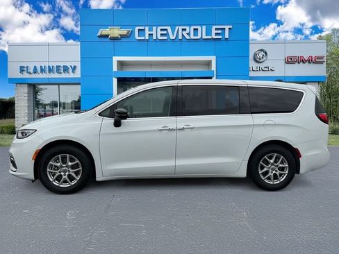 Used 2024 Chrysler Pacifica Touring-L FWD image 3