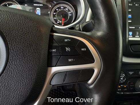 Used 2018 Jeep Cherokee Trailhawk AWD/4WD image 17