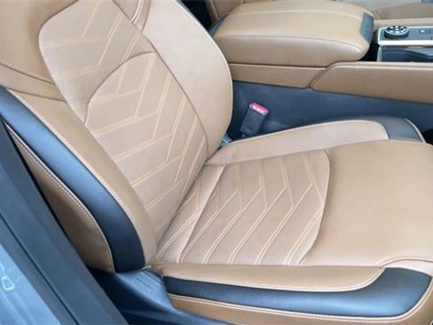 Used 2025 Nissan Pathfinder Platinum image 26