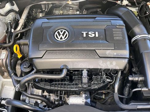 Used 2018 Volkswagen GTI SE FWD image 31