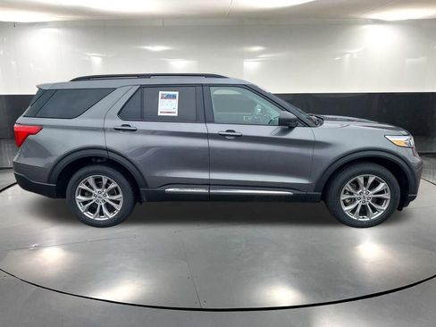 Used 2023 Ford Explorer XLT image 4