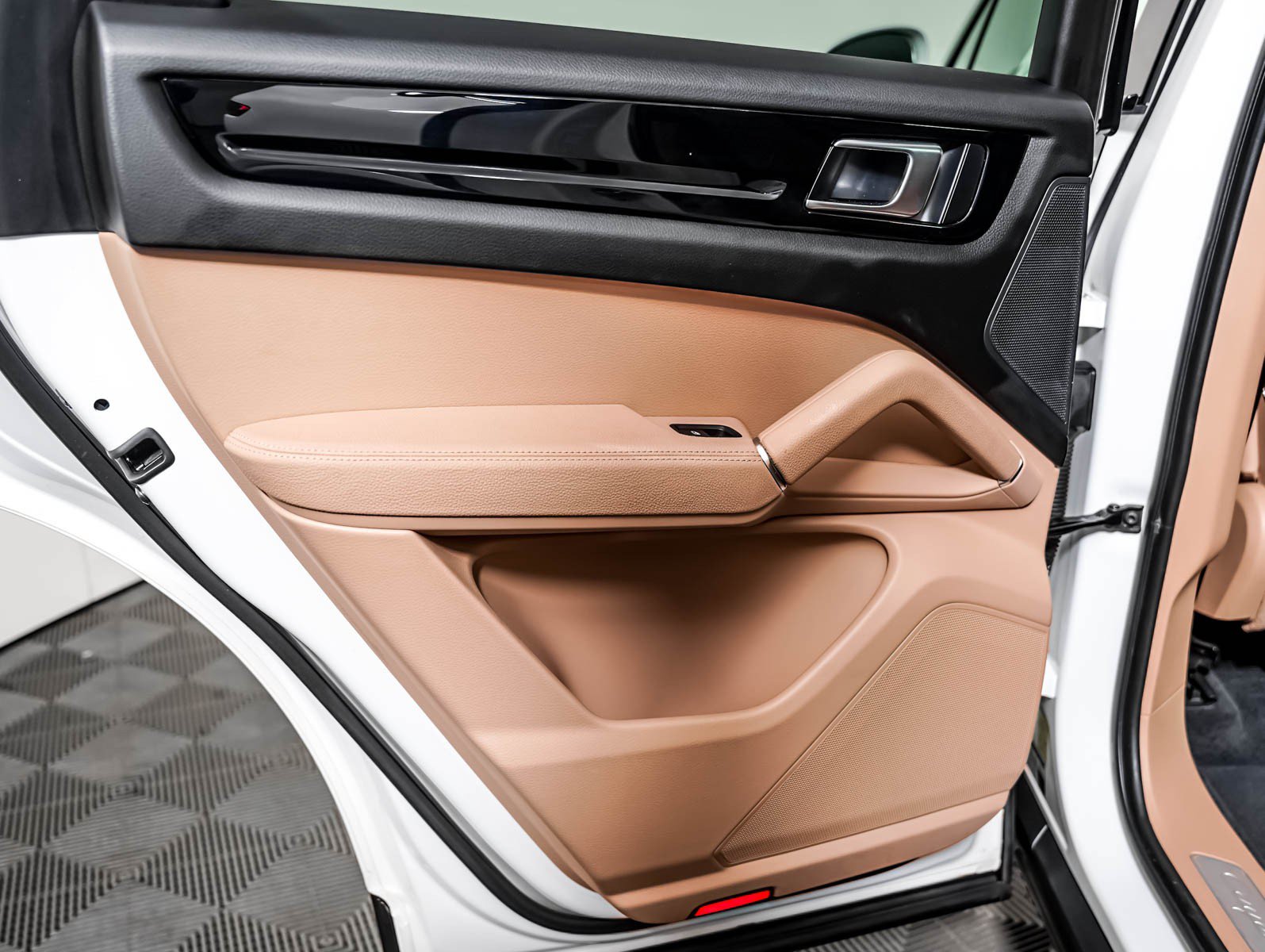 Certified 2023 Porsche Cayenne AWD/4WD image 31