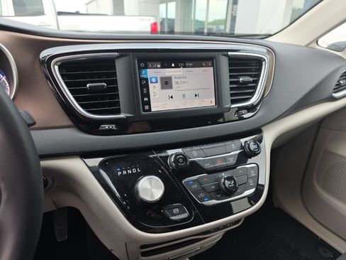 Used 2023 Chrysler Voyager LX FWD image 12