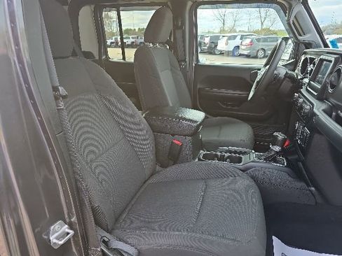 Used 2023 Jeep Gladiator Sport AWD/4WD image 11