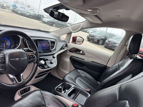 Used 2017 Chrysler Pacifica Touring-L image 25