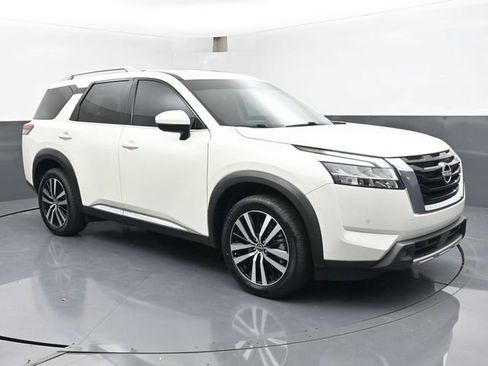 Used 2023 Nissan Pathfinder Platinum AWD/4WD image 2