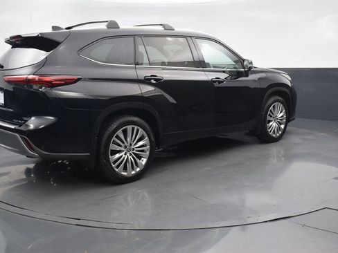 Used 2023 Toyota Highlander Platinum FWD image 6