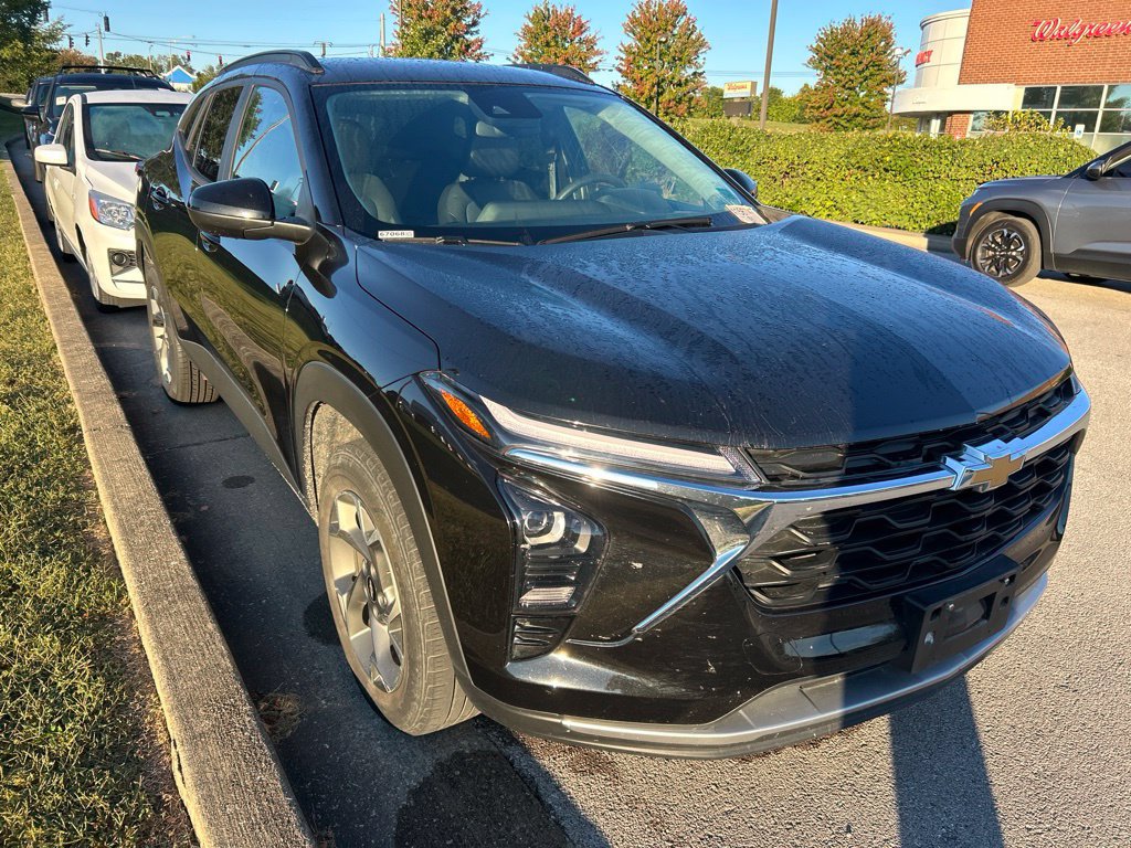 Used 2024 Chevrolet Trax LT FWD image 2