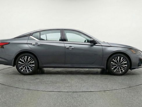Used 2025 Nissan Altima 2.5 SV image 11