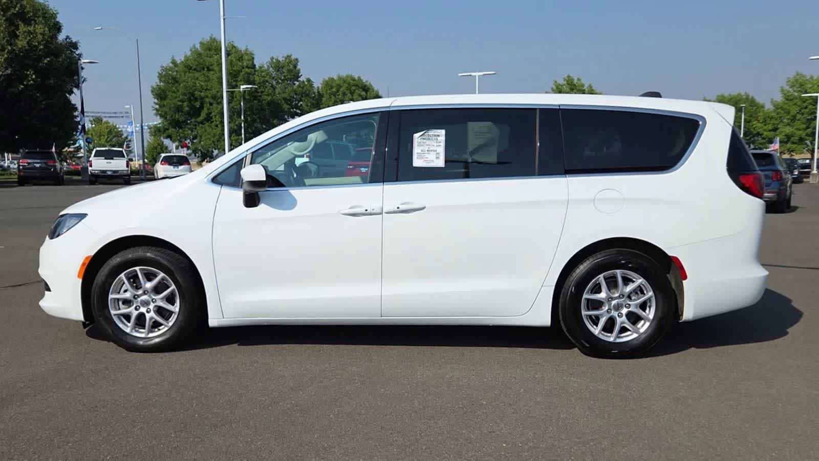 Used 2023 Chrysler Voyager LX FWD image 5