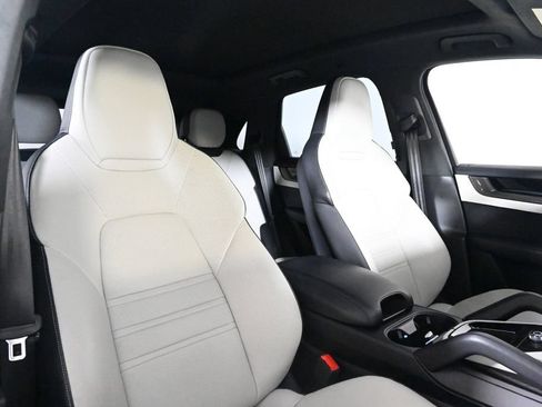 Certified 2025 Porsche Cayenne GTS AWD/4WD image 18