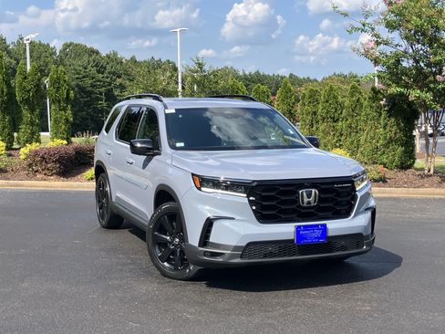 Certified 2025 Honda Pilot Black Edition image 2