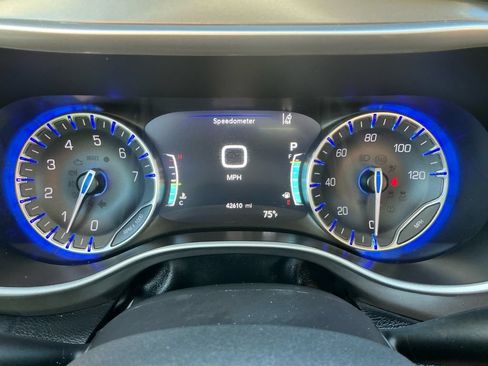 Used 2024 Chrysler Pacifica Touring-L FWD image 21