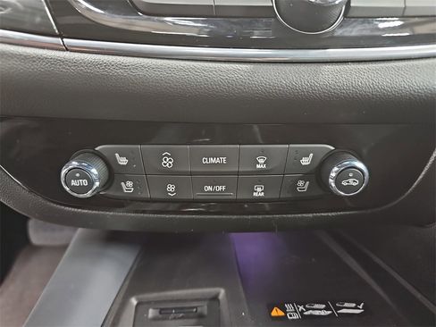 Used 2024 Buick Enclave Premium image 24