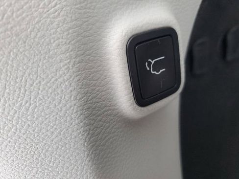 Certified 2019 Jeep Cherokee Limited w/ Luxury Group image 9