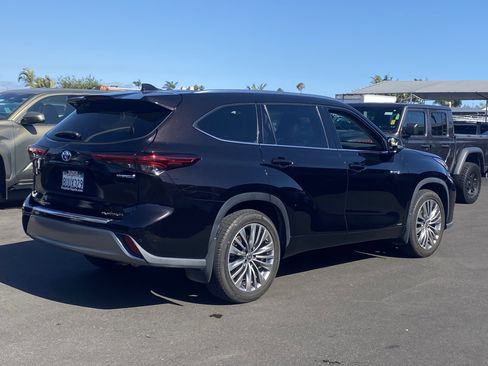 Used 2021 Toyota Highlander Platinum AWD/4WD image 3
