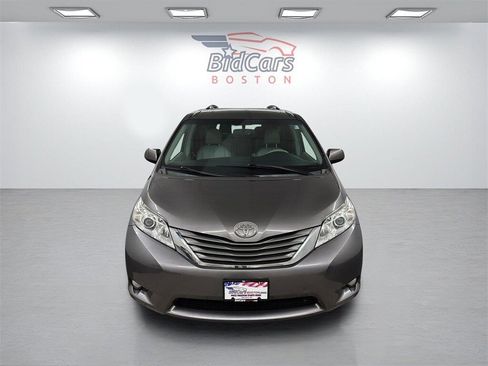 Used 2014 Toyota Sienna XLE image 2