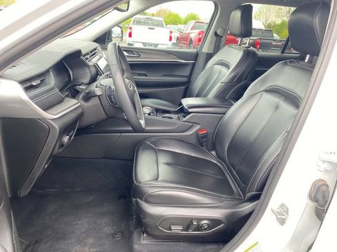 Used 2023 Jeep Grand Cherokee Limited AWD/4WD image 16