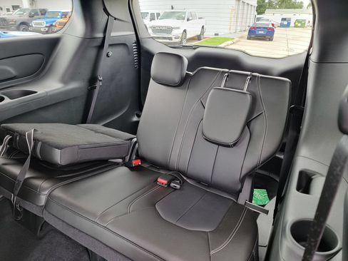 Used 2026 Chrysler Pacifica Select FWD image 11