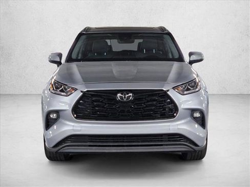 Used 2021 Toyota Highlander XLE image 2