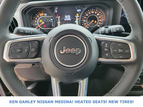 Used 2025 Jeep Wrangler Unlimited Sahara AWD/4WD image 32