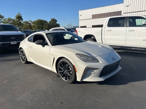 Used 2025 Toyota GR86 Premium w/ ALL Weather Mat Package (TMS) image 2