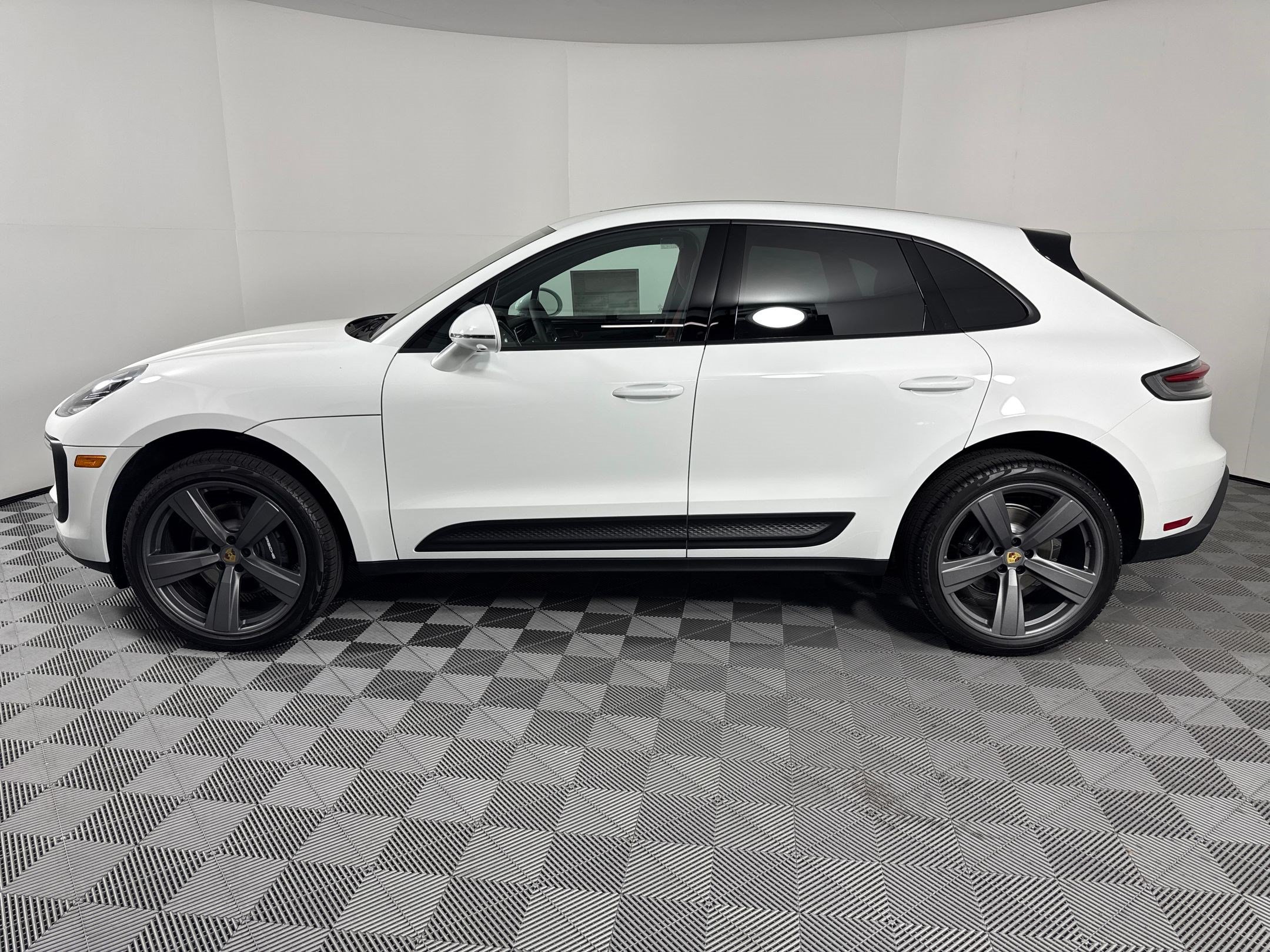Certified 2026 Porsche Macan AWD/4WD image 2
