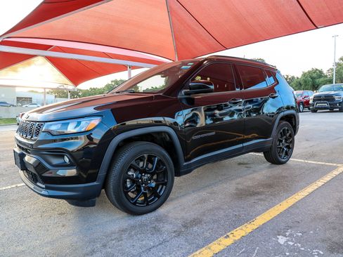 Used 2025 Jeep Compass Latitude w/ Altitude Special Edition AWD/4WD image 3