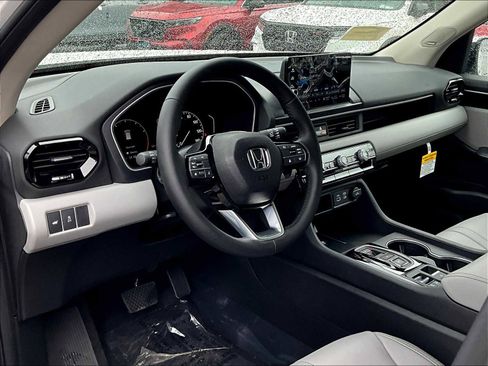 New 2025 Honda Pilot Touring image 9