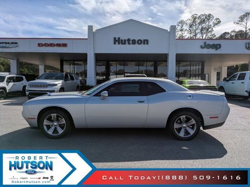 Used 2019 Dodge Challenger SXT image 1