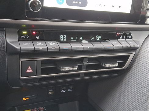 Used 2025 Toyota Camry SE image 16