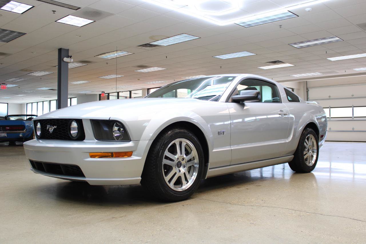Used 2005 Ford Mustang GT RWD image 2