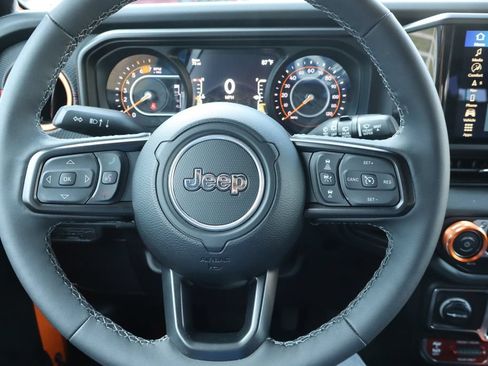 Used 2025 Jeep Wrangler Unlimited Rubicon AWD/4WD image 7