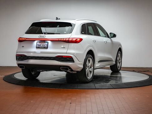 Used 2025 Audi Q5 Premium Plus w/ Premium Plus AWD/4WD image 5