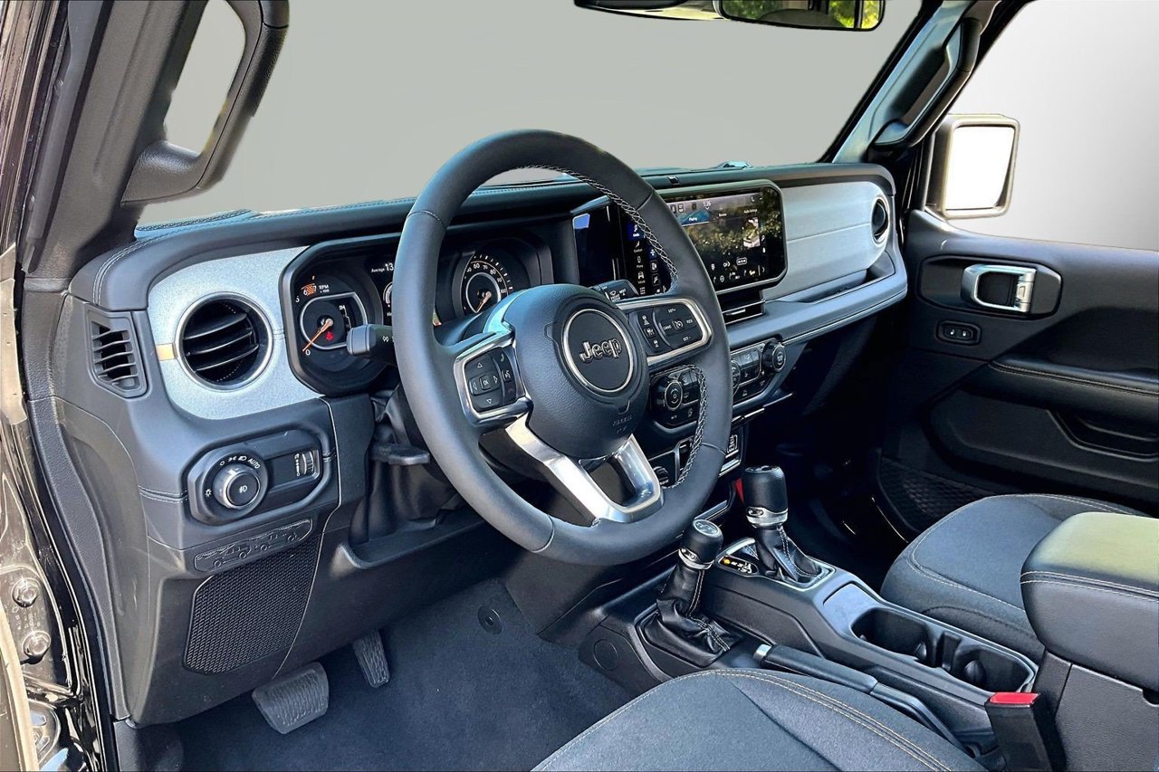 Certified 2026 Jeep Wrangler Unlimited Sahara AWD/4WD image 17