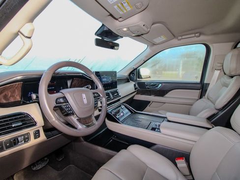 Used 2022 Lincoln Navigator 4WD image 16