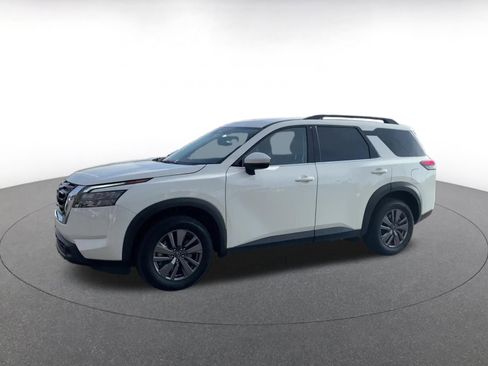 Used 2025 Nissan Pathfinder SV image 8