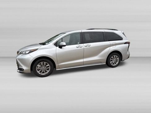 Used 2025 Toyota Sienna XLE FWD image 10