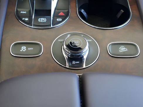 Used 2023 Bentley Bentayga Extended Wheelbase AWD/4WD image 19