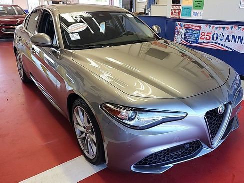 Used 2019 Alfa Romeo Giulia AWD image 3