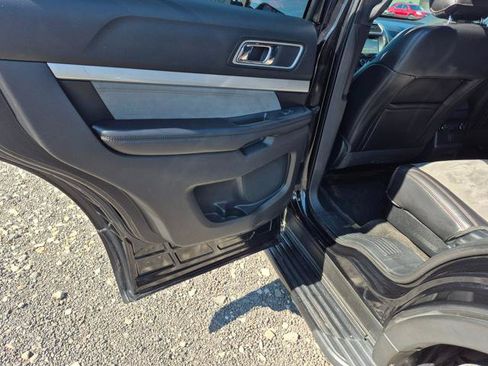 Used 2017 Ford Explorer XLT w/ XLT Appearance Package AWD/4WD image 8