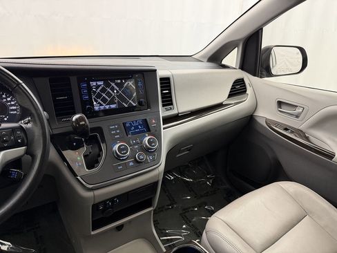 Used 2017 Toyota Sienna XLE image 13