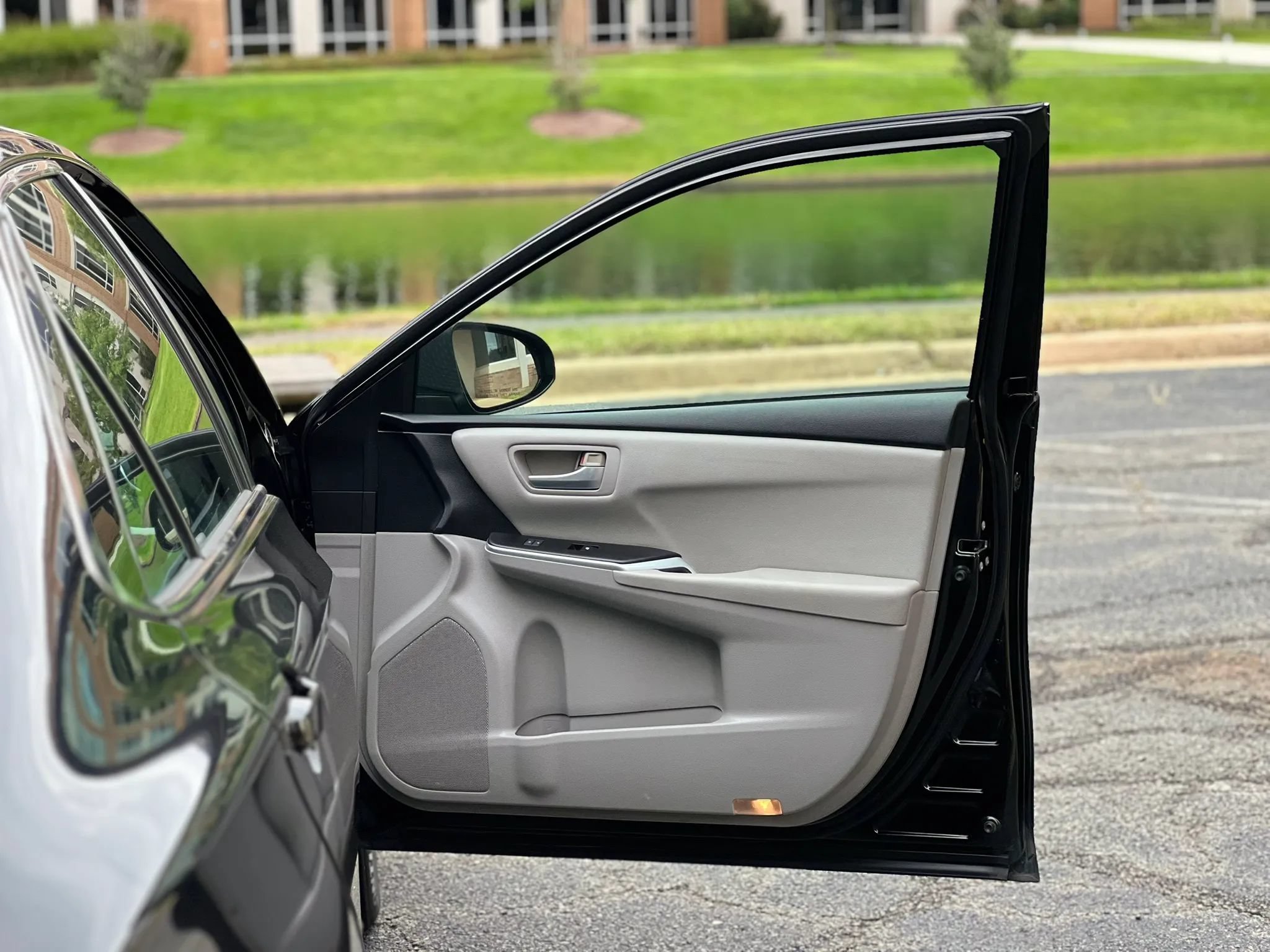 Used 2015 Toyota Camry SE FWD image 36